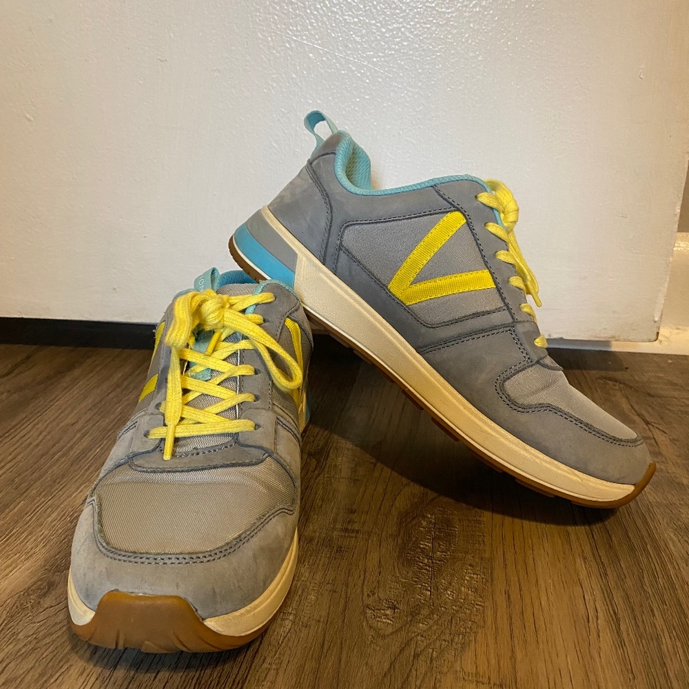 Vionic women’s shoes size 8